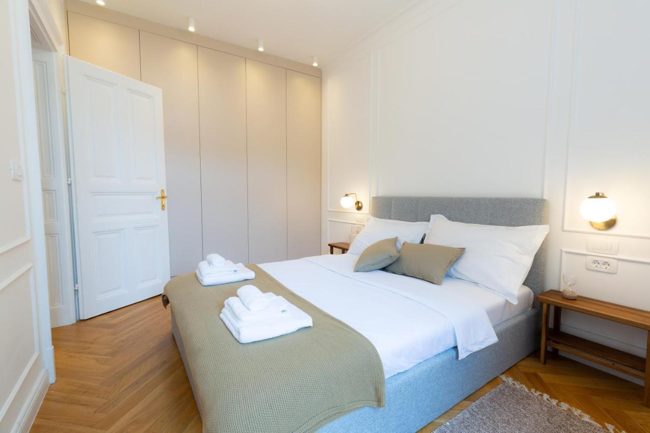 Luxurious In Center Apartment *